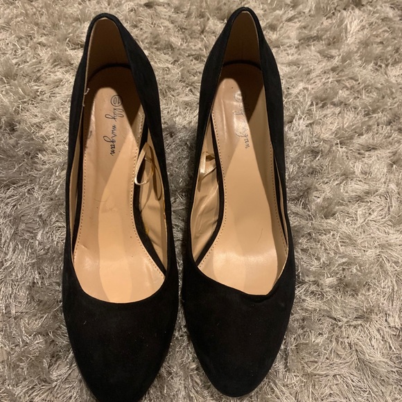 Simple black heel with silver detailing - Picture 2 of 3